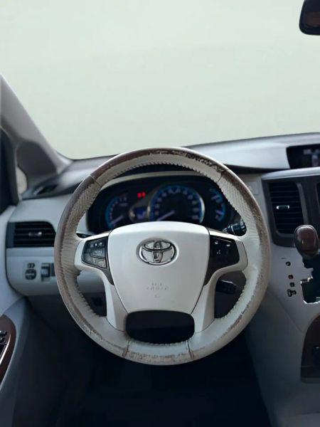 2014 Toyota Sienna XLE V6 8 Passenger