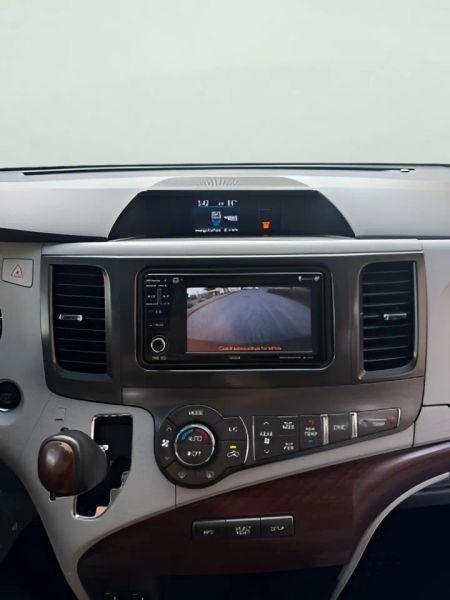 2014 Toyota Sienna XLE V6 8 Passenger