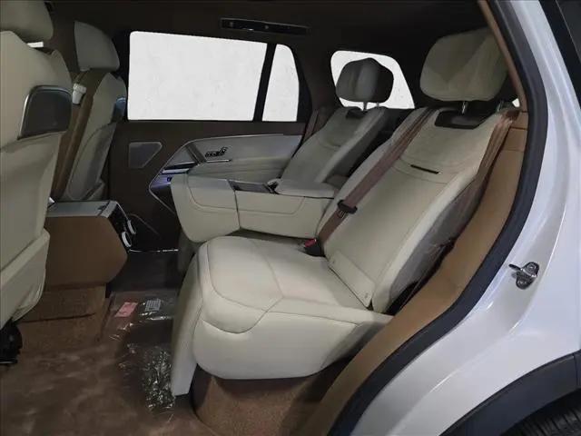 2026 Land Rover Range Rover P615 SV
