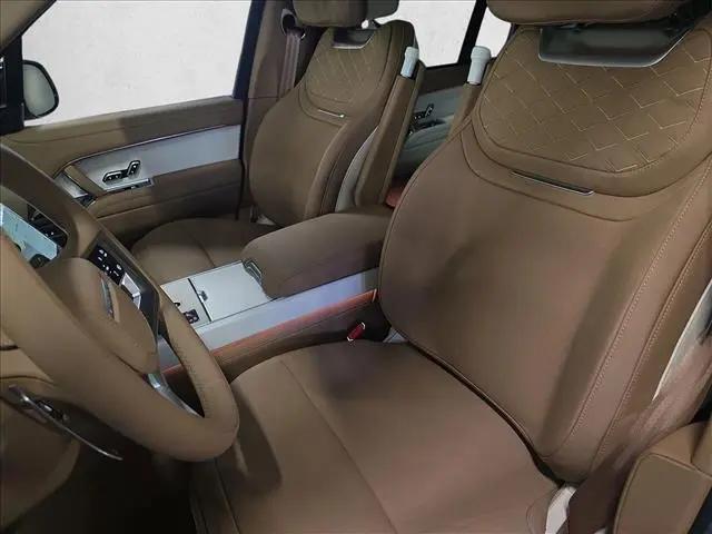 2026 Land Rover Range Rover P615 SV