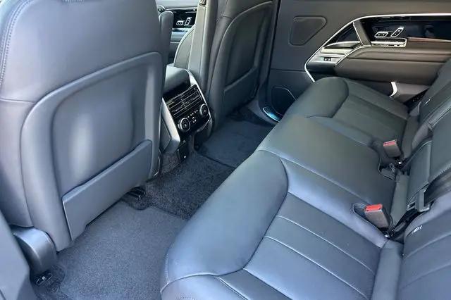 2026 Land Rover Range Rover P530 SE 7 Seat