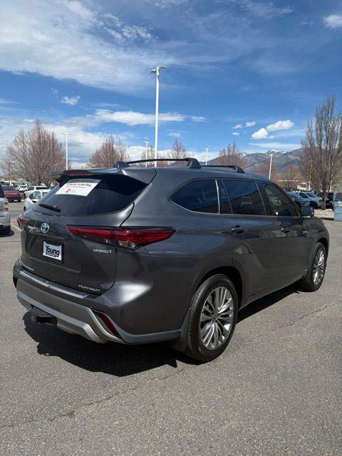 2021 Toyota Highlander Hybrid Platinum