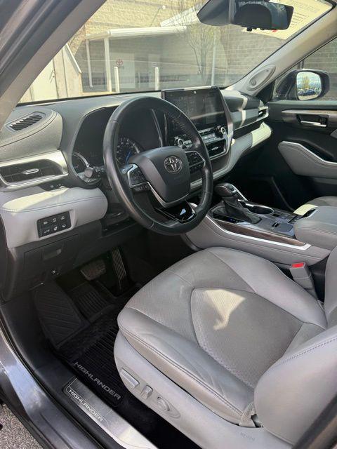 2021 Toyota Highlander Hybrid Platinum