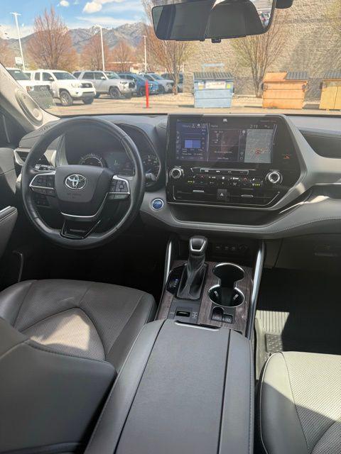 2021 Toyota Highlander Hybrid Platinum