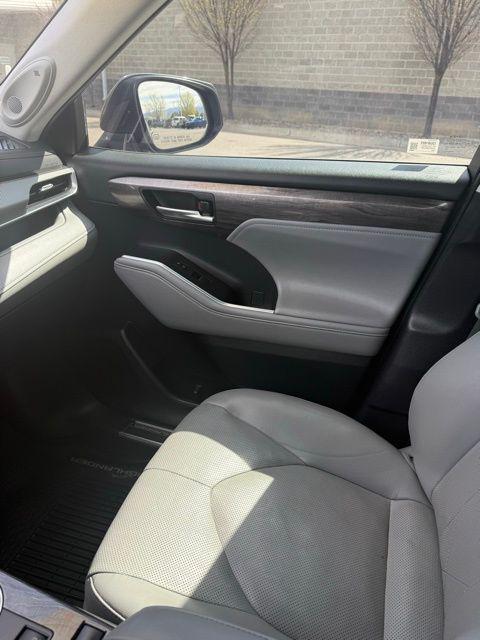 2021 Toyota Highlander Hybrid Platinum