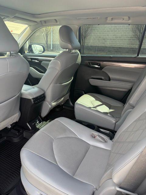 2021 Toyota Highlander Hybrid Platinum