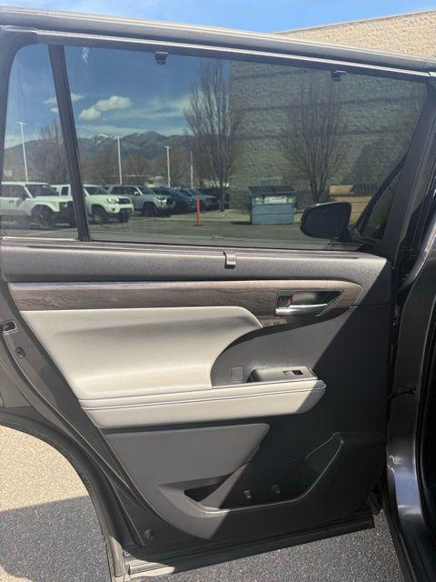 2021 Toyota Highlander Hybrid Platinum