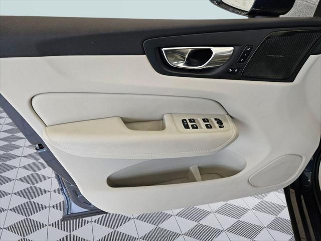 2023 Volvo XC60 B5 Ultimate Bright Theme