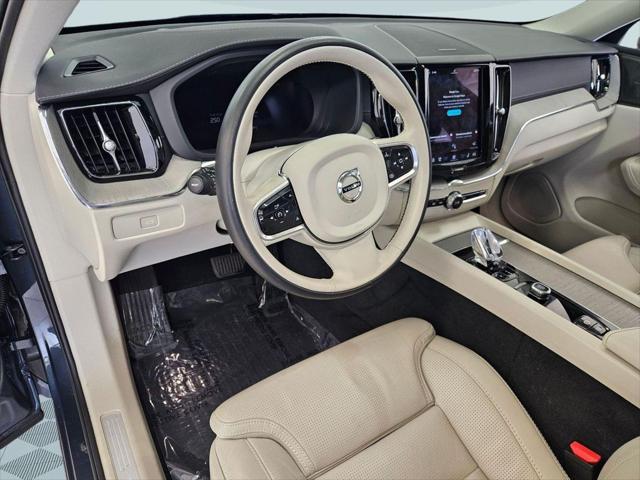 2023 Volvo XC60 B5 Ultimate Bright Theme
