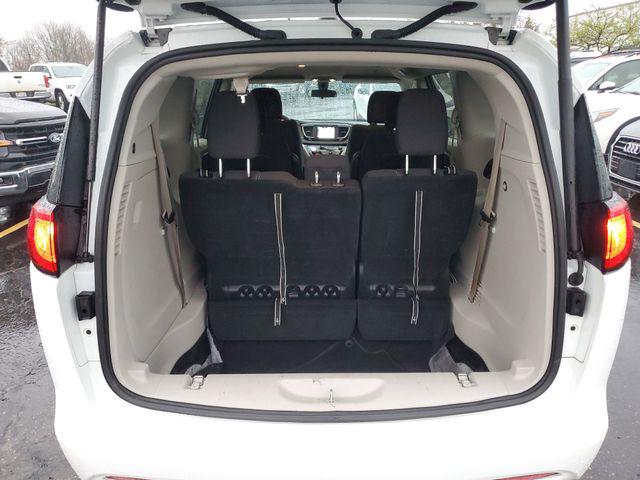 2022 Chrysler Voyager LX