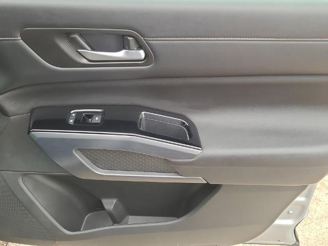 2025 Nissan Pathfinder SL FWD