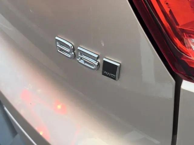 2023 Volvo XC40 B5 Plus Dark Theme
