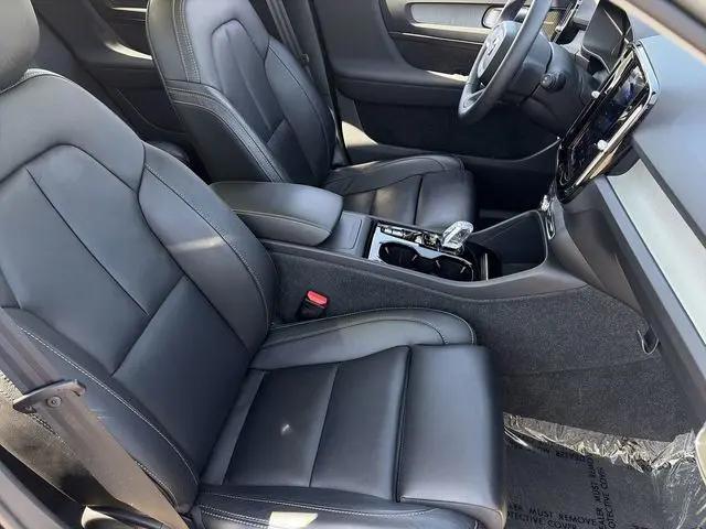 2023 Volvo XC40 B5 Plus Dark Theme