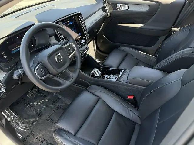 2023 Volvo XC40 B5 Plus Dark Theme