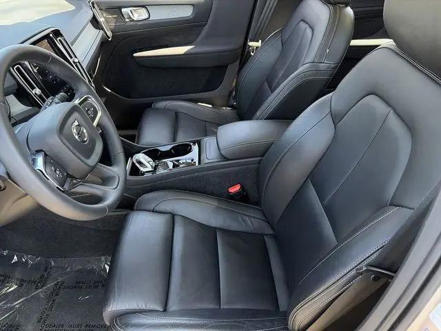 2023 Volvo XC40 B5 Plus Dark Theme