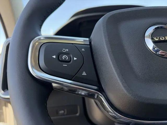 2023 Volvo XC40 B5 Plus Dark Theme