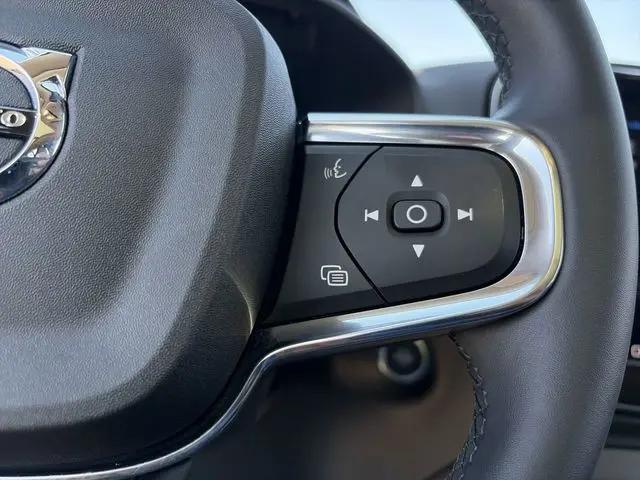 2023 Volvo XC40 B5 Plus Dark Theme
