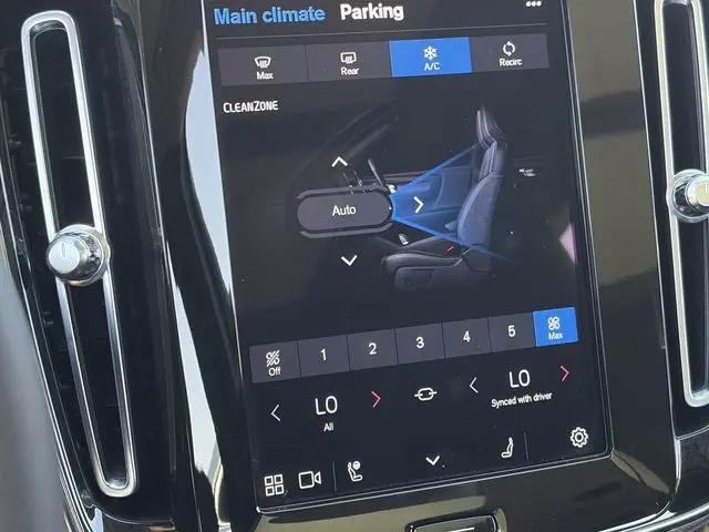 2023 Volvo XC40 B5 Plus Dark Theme