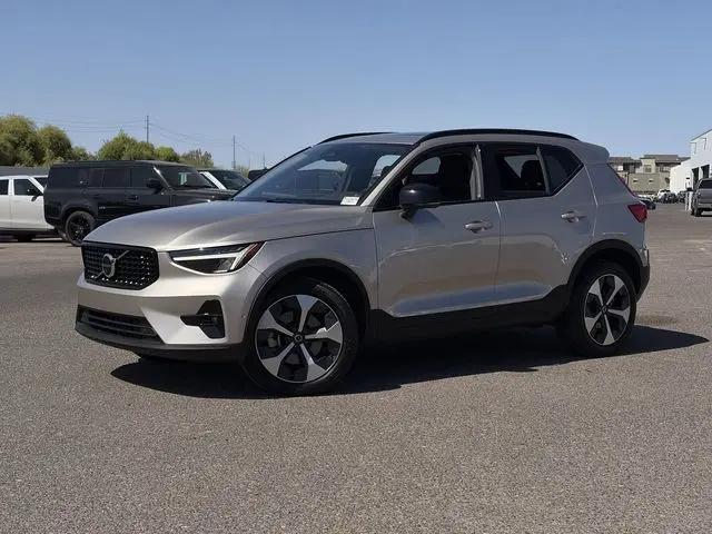 2023 Volvo XC40 B5 Plus Dark Theme