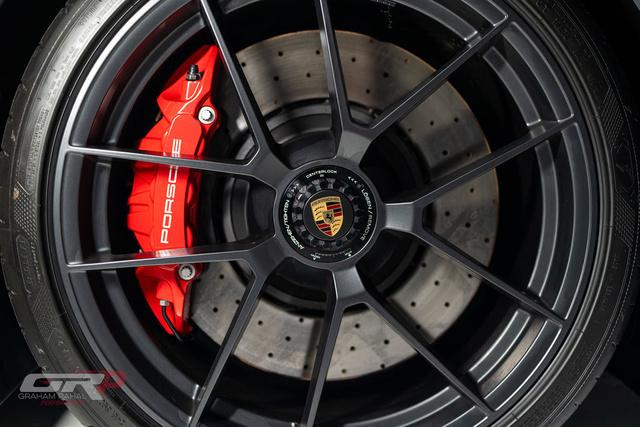 2025 Porsche 911 Carrera 4 GTS
