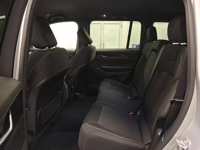 2025 Jeep Grand Cherokee Laredo 4x4