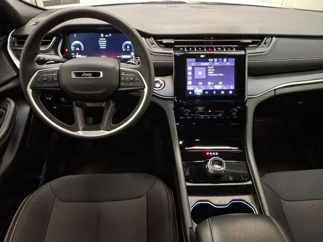 2025 Jeep Grand Cherokee Laredo 4x4