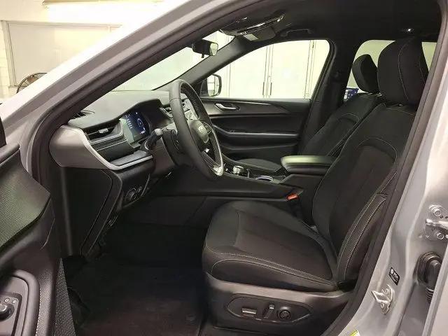 2025 Jeep Grand Cherokee Laredo 4x4
