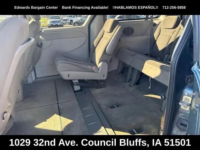 2005 Chrysler Town & Country LX