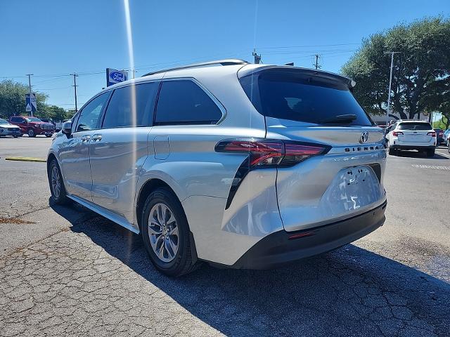 2021 Toyota Sienna XLE 8 Passenger