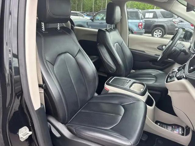 2024 Chrysler Pacifica Hybrid Select