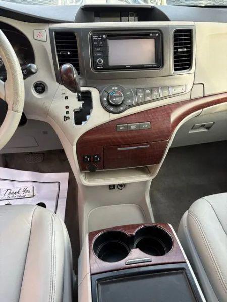 2012 Toyota Sienna XLE V6 8 Passenger