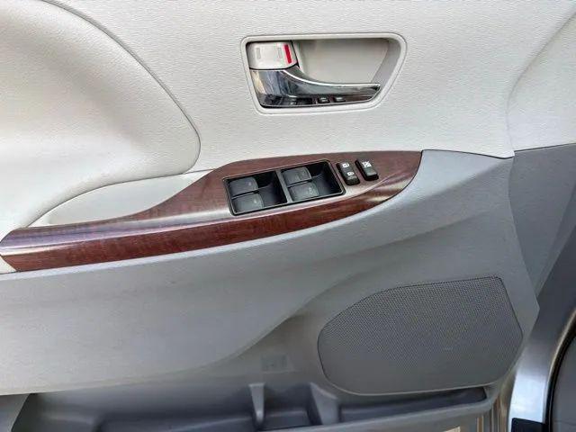 2012 Toyota Sienna XLE V6 8 Passenger