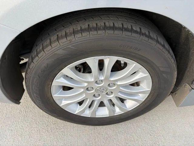 2012 Toyota Sienna XLE V6 8 Passenger