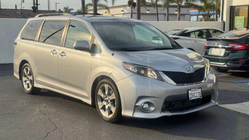 2014 Toyota Sienna SE 8 Passenger