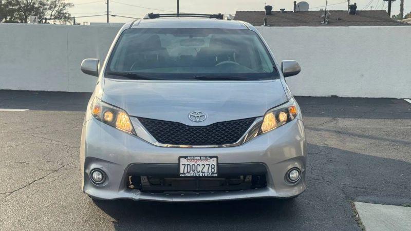 2014 Toyota Sienna SE 8 Passenger