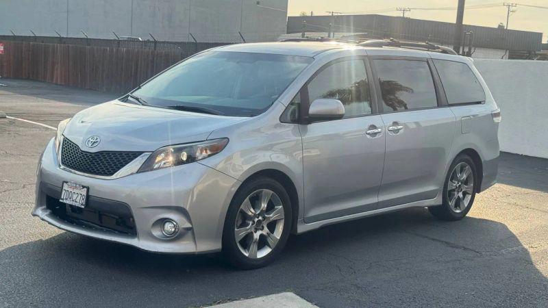 2014 Toyota Sienna SE 8 Passenger
