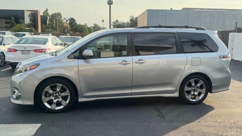 2014 Toyota Sienna SE 8 Passenger