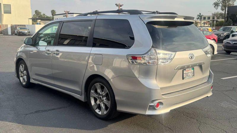2014 Toyota Sienna SE 8 Passenger