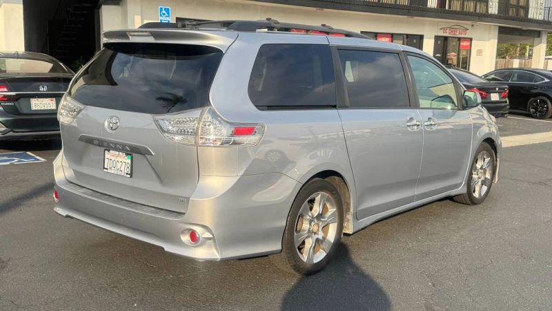 2014 Toyota Sienna SE 8 Passenger