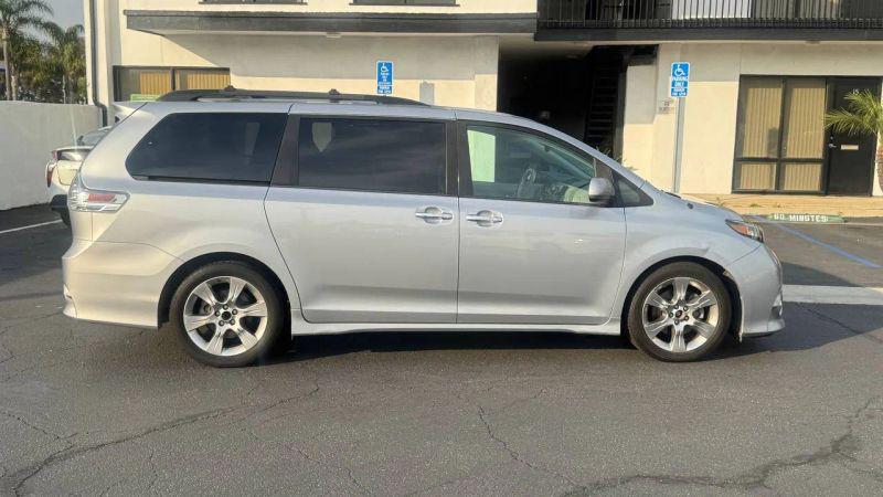 2014 Toyota Sienna SE 8 Passenger