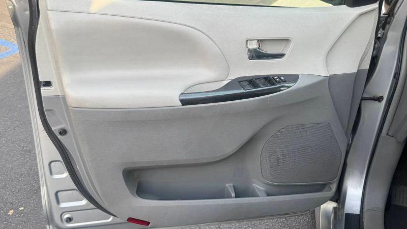 2014 Toyota Sienna SE 8 Passenger