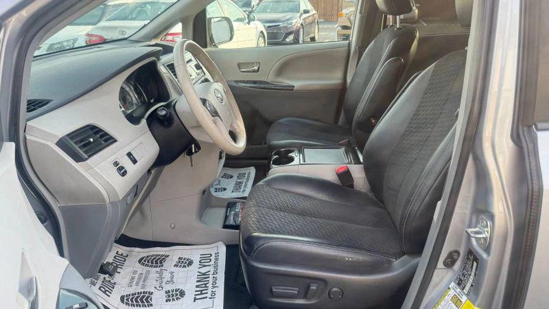 2014 Toyota Sienna SE 8 Passenger