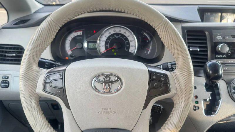 2014 Toyota Sienna SE 8 Passenger