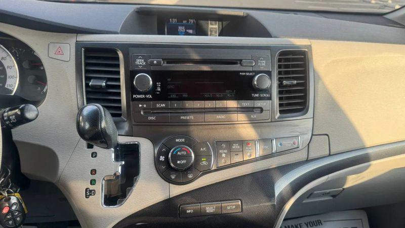 2014 Toyota Sienna SE 8 Passenger