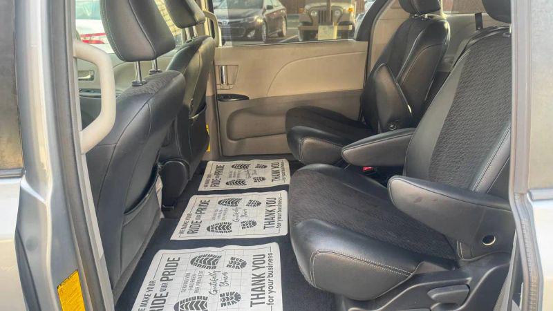 2014 Toyota Sienna SE 8 Passenger