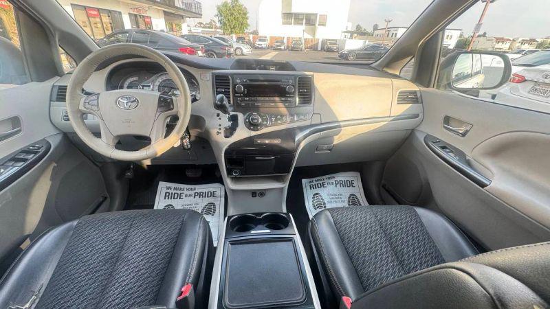 2014 Toyota Sienna SE 8 Passenger