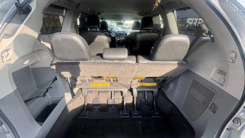 2014 Toyota Sienna SE 8 Passenger