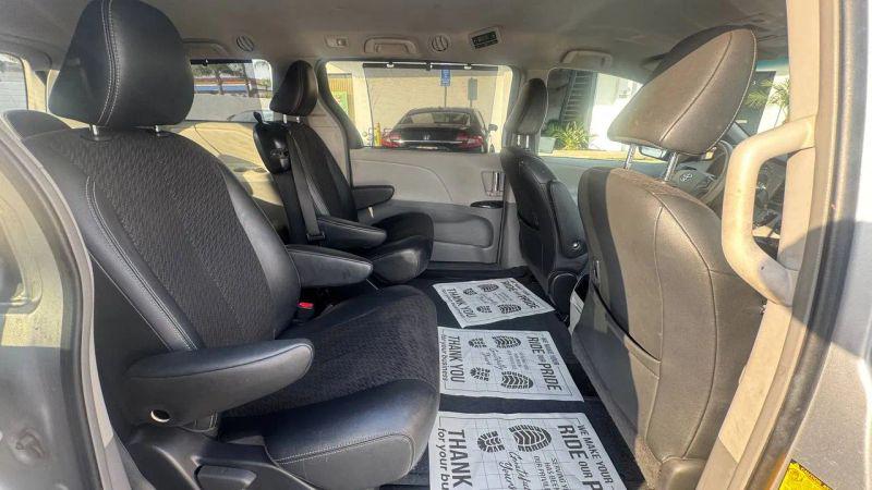 2014 Toyota Sienna SE 8 Passenger