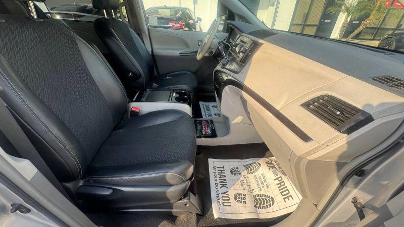 2014 Toyota Sienna SE 8 Passenger