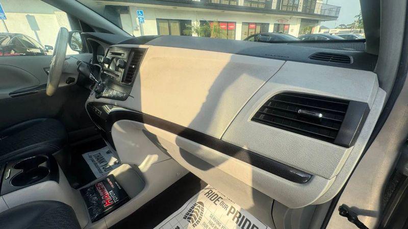 2014 Toyota Sienna SE 8 Passenger